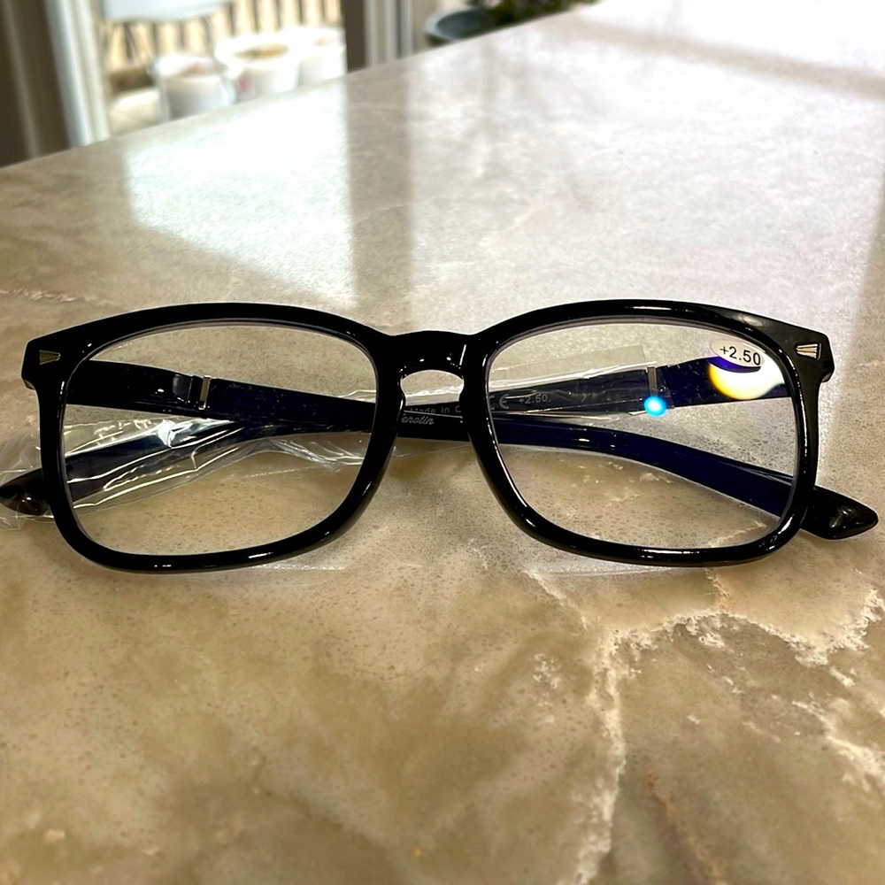 NEW 2.5 readers blue light lens black pop of silver soft bridge spring closure